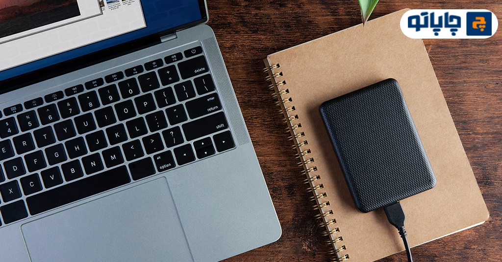 پاوربانک کنار لپ تاپ بعنوان هدایای تبلیغاتی اداری